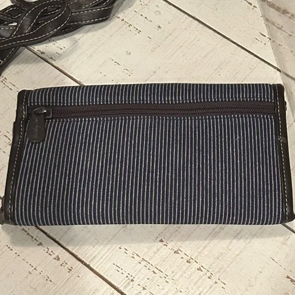 CLASSIC Thirty One wallet crossbody with brown leather trim and strap. - Picture 2 of 3